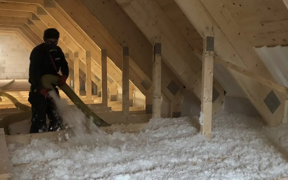 Ett smart och kostnadseffektivt sätt att sänka förbrukningen på ditt hus är att tilläggsisolera med lösull.