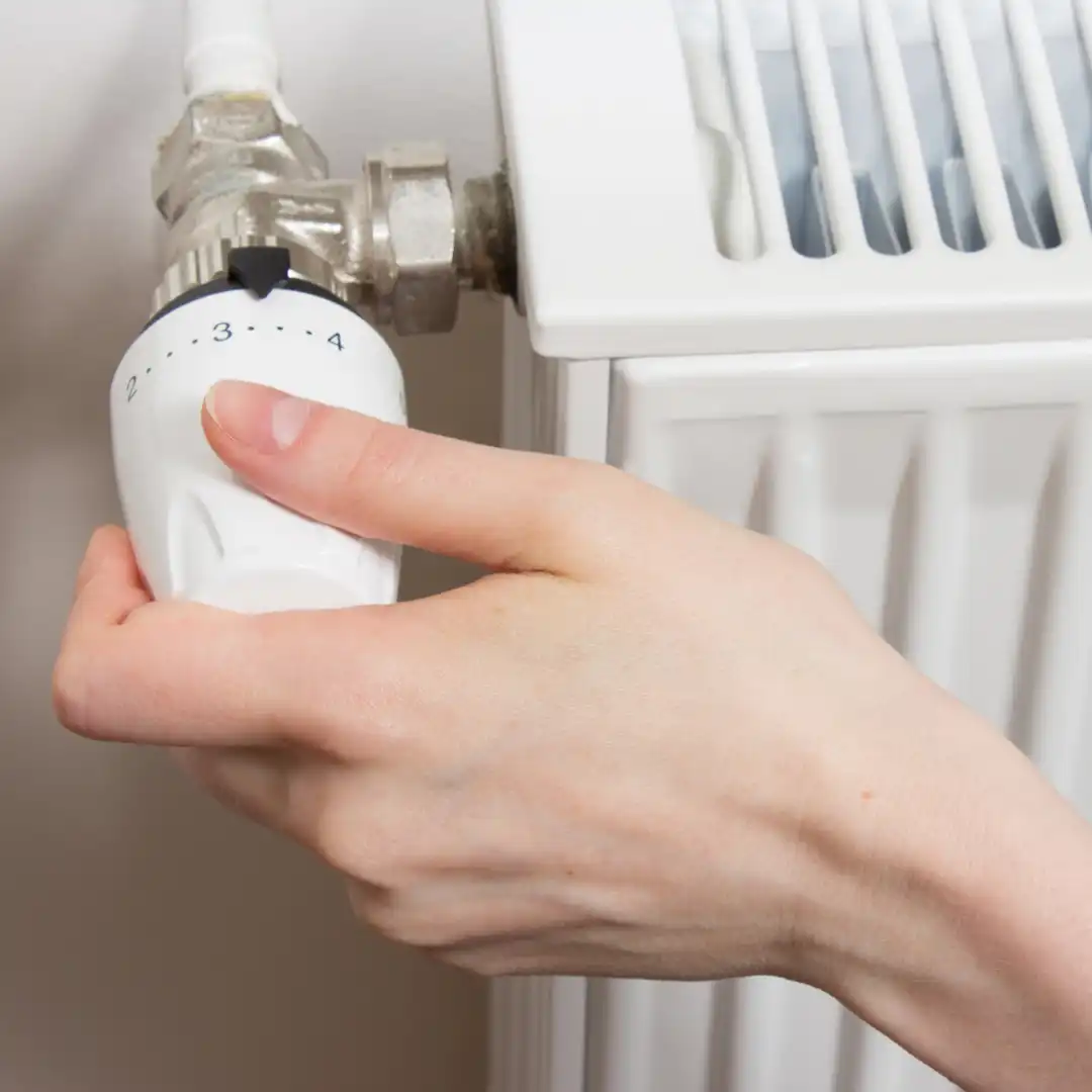 Luft-vatten-värmepump som ger effektiv uppvärmning och varmvatten i hela din villa